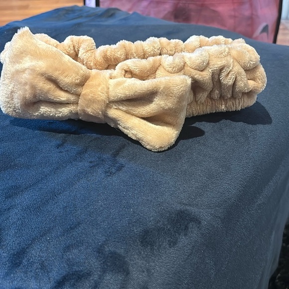 Giovanni Nude pink Elastic  velvet headband with bow - Picture 4 of 9